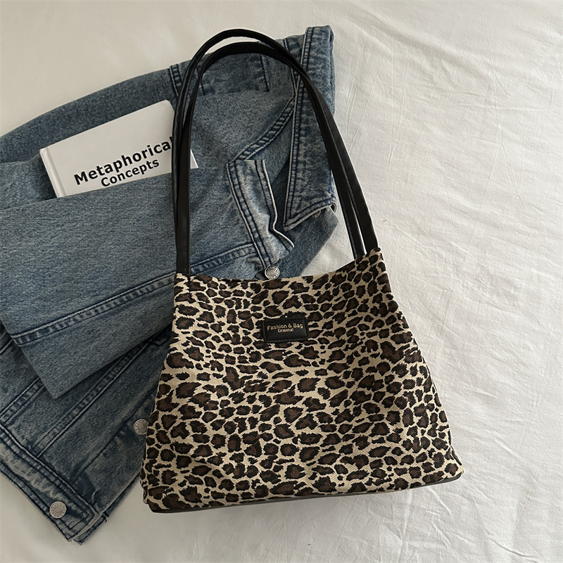 Bolsa de viaje ocio de clase de gran capacidad 2024, nueva bolsa de otoño y invierno, bolsa de estilo extranjero, bolsa de hombro con patrón de leopardo.