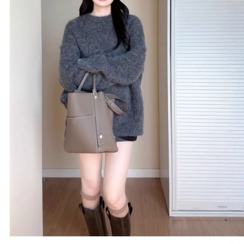新商品の晩秋の初冬は灰色のゆったりとした怠惰な風のプルオーバーのセーターの女性の美ラードのニットの上着を着ます。|undefined