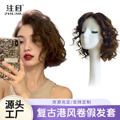注目のかつらの女性の短いカールの本当の髪の全本当の髪の通気性の自然な本当の髪の波紋はレースの頭のカバーにアイロンをかけます。