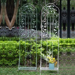 鉄芸の新型は台座を持って藤の花の棚に登ります。
