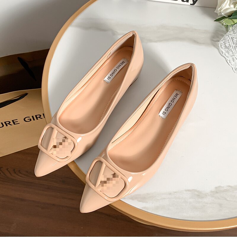 Metal V-Buckle Patent Leather Nude-Colored Flat Shallow-Mouthed Socialite-Style Height-Increasing Shoes for Petite Women, Large Size Women's Shoes 41 to 43 Metal V-Buckle Patent Leather Nude-Colored Flat Shallow-Mouthed Socialite-Style Height-Increasing Shoes for Petite Women, Large Size Women's Shoes 41 to 43