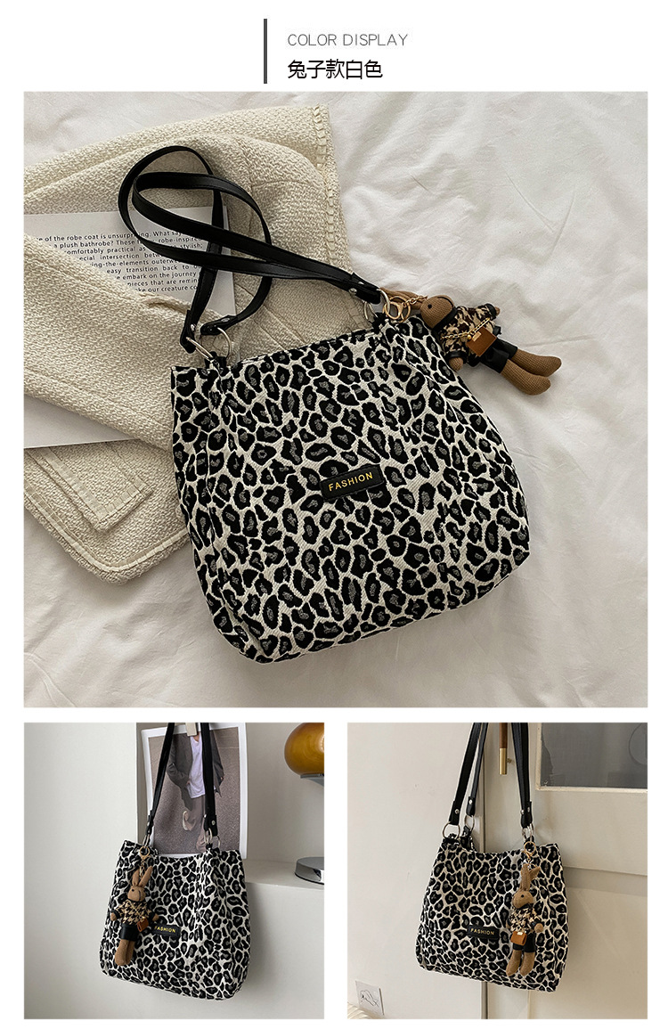 Leopard Print Fashion Pendant Large Capacity Autumn And Winter Tote Bag display picture 3