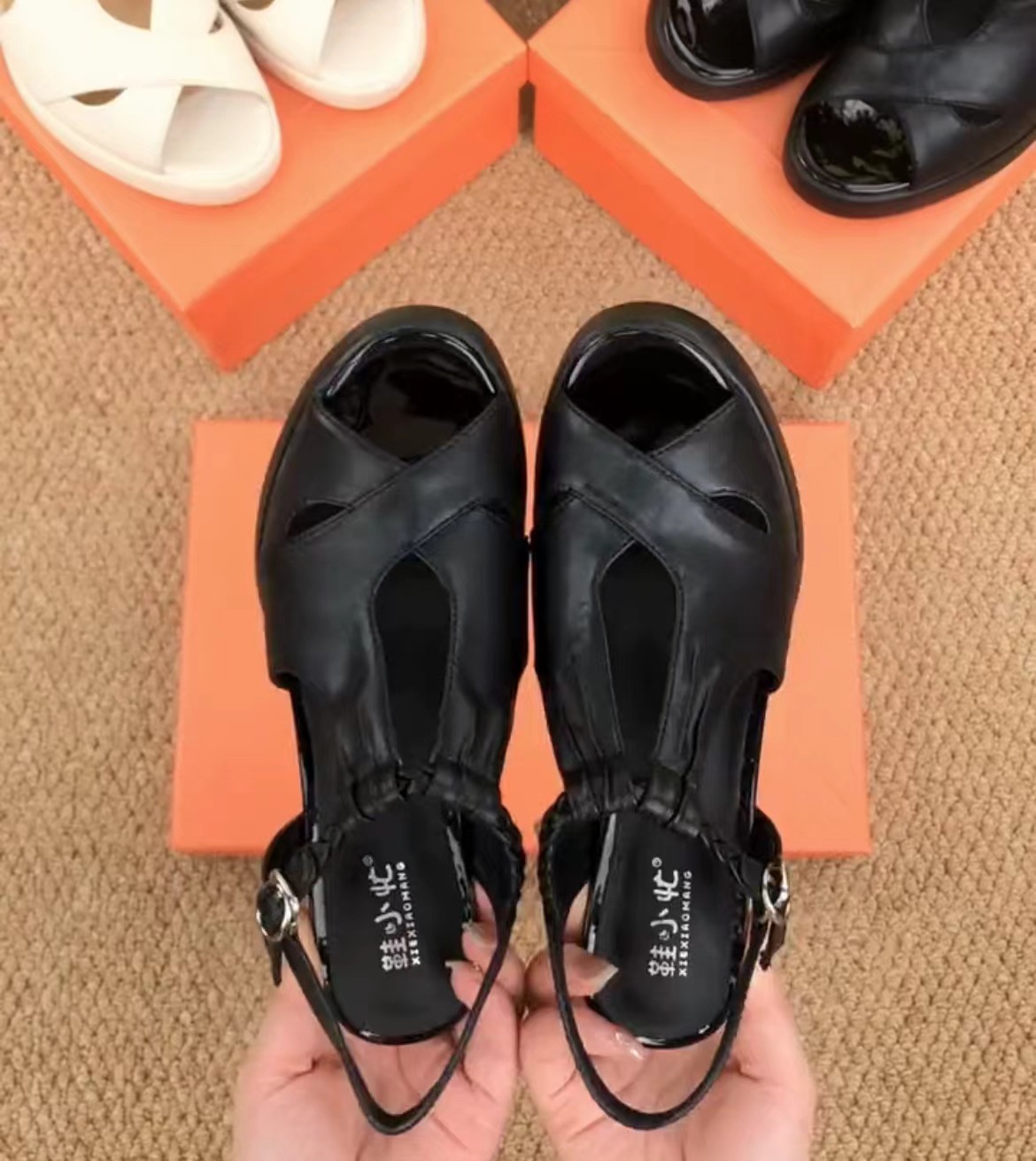 Sandal nữ da thật peep-toe quai chữ T gót vừa — Màu đen