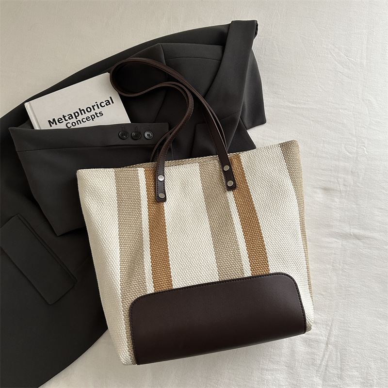 2024 otoño y invierno nuevo estilo versátil en el transporte de gran capacidad bolsas de hombro y brazo de este año populares bolsas de mano retro