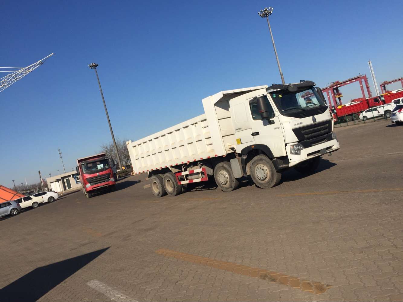 8x4中国重汽豪沃新车A7自卸车出口车18953179828