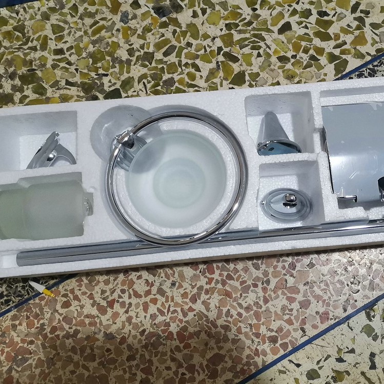 Juego de seis piezas de accesorios de baño de acero inoxidable, estante para baño, suministro para Amazon y comercio exterior