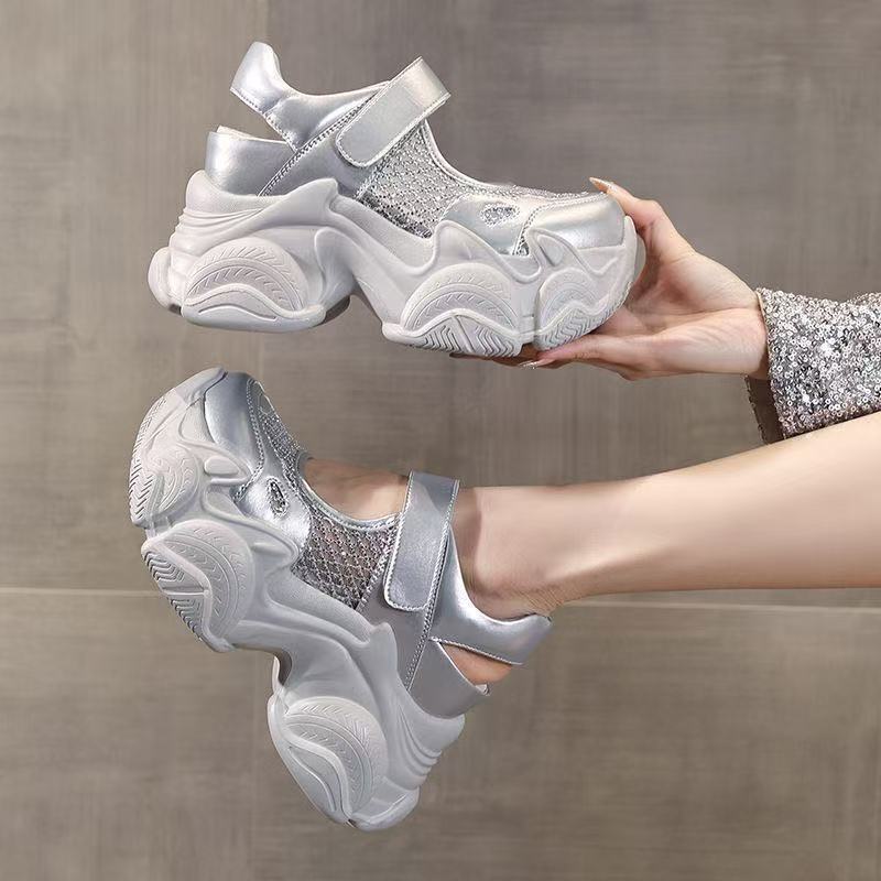 Zapatos de sandalia de alta altura para mujeres 2026 nuevos espaciosos huecos transpirables de malla gruesa de suela pequeña zapatos blancos de Mary Zhen