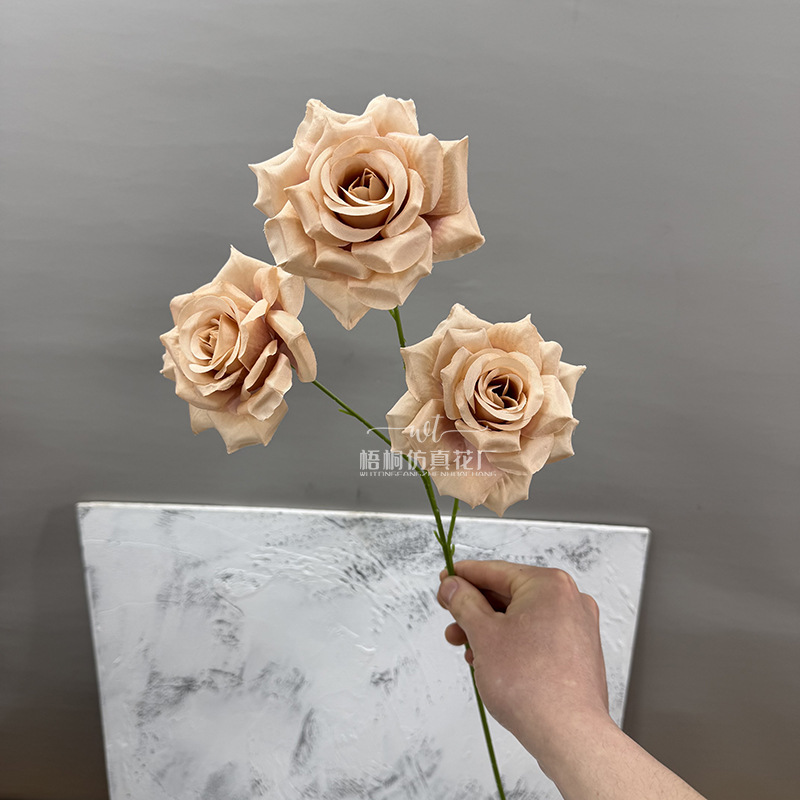 3-head curled diamond rose—light brown