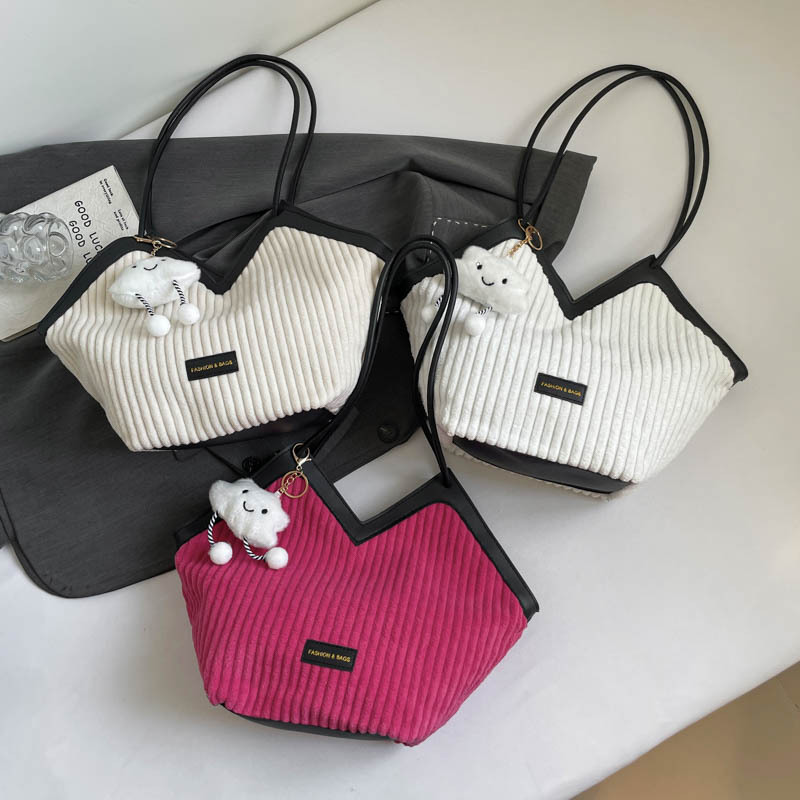 Bolsa de gran capacidad para mujeres 2025, nuevo verano de alta sensación de viaje al trabajo, bolso de entrepierna de hombro para clase, bolso de mano