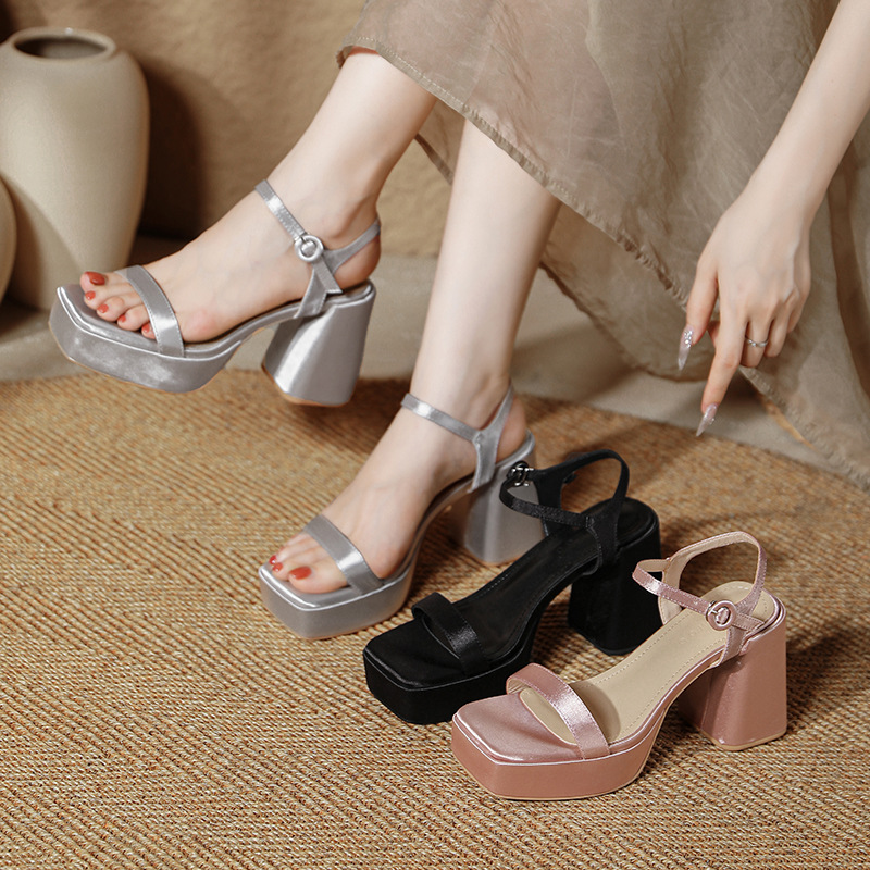 하이힐 샌들 여성용 여름 새로운 새틴 고귀한 패션 우아한 오픈 토 스퀘어 토이 두꺼운 한 캐릭터 페어리 핑크 샌들