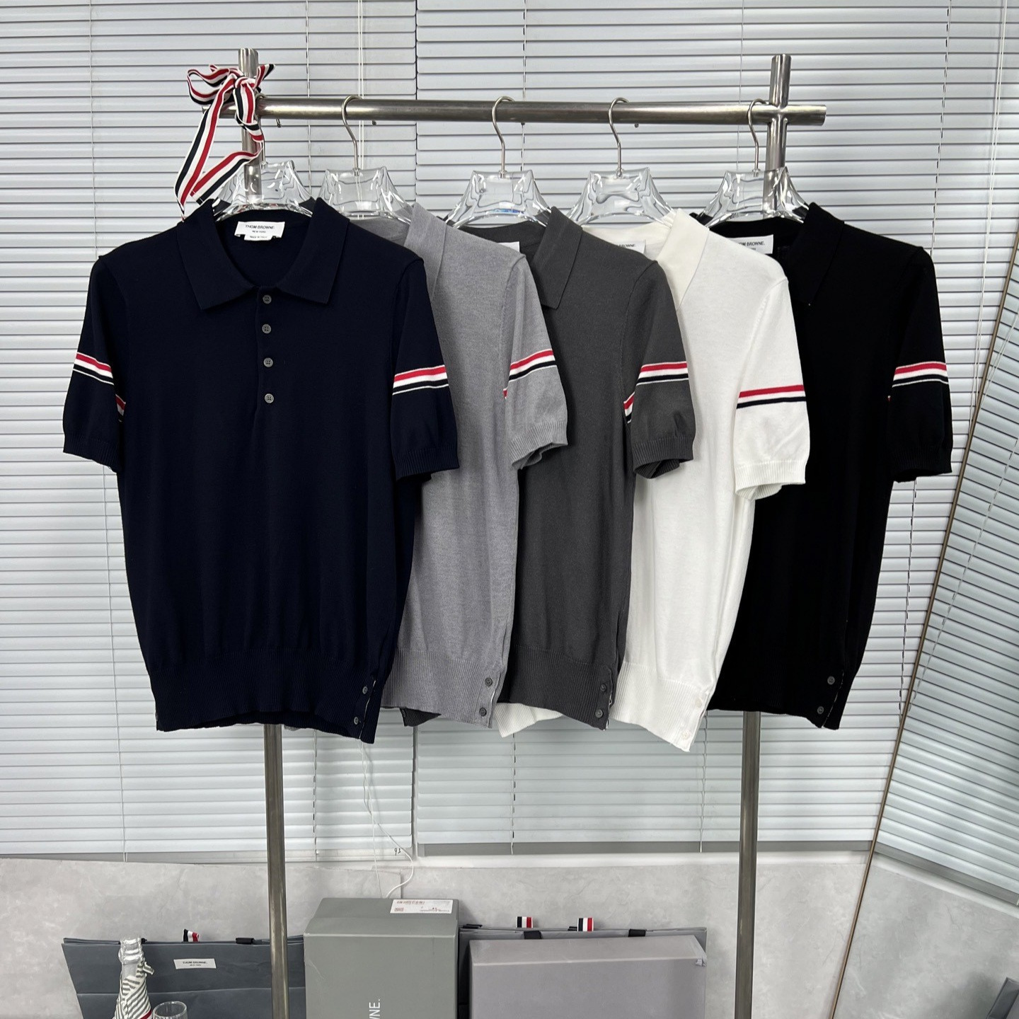 Factory direct sales of high-quality double-sleeved red, white, and blue ribbon striped ice silk collared men's and women's shirts.