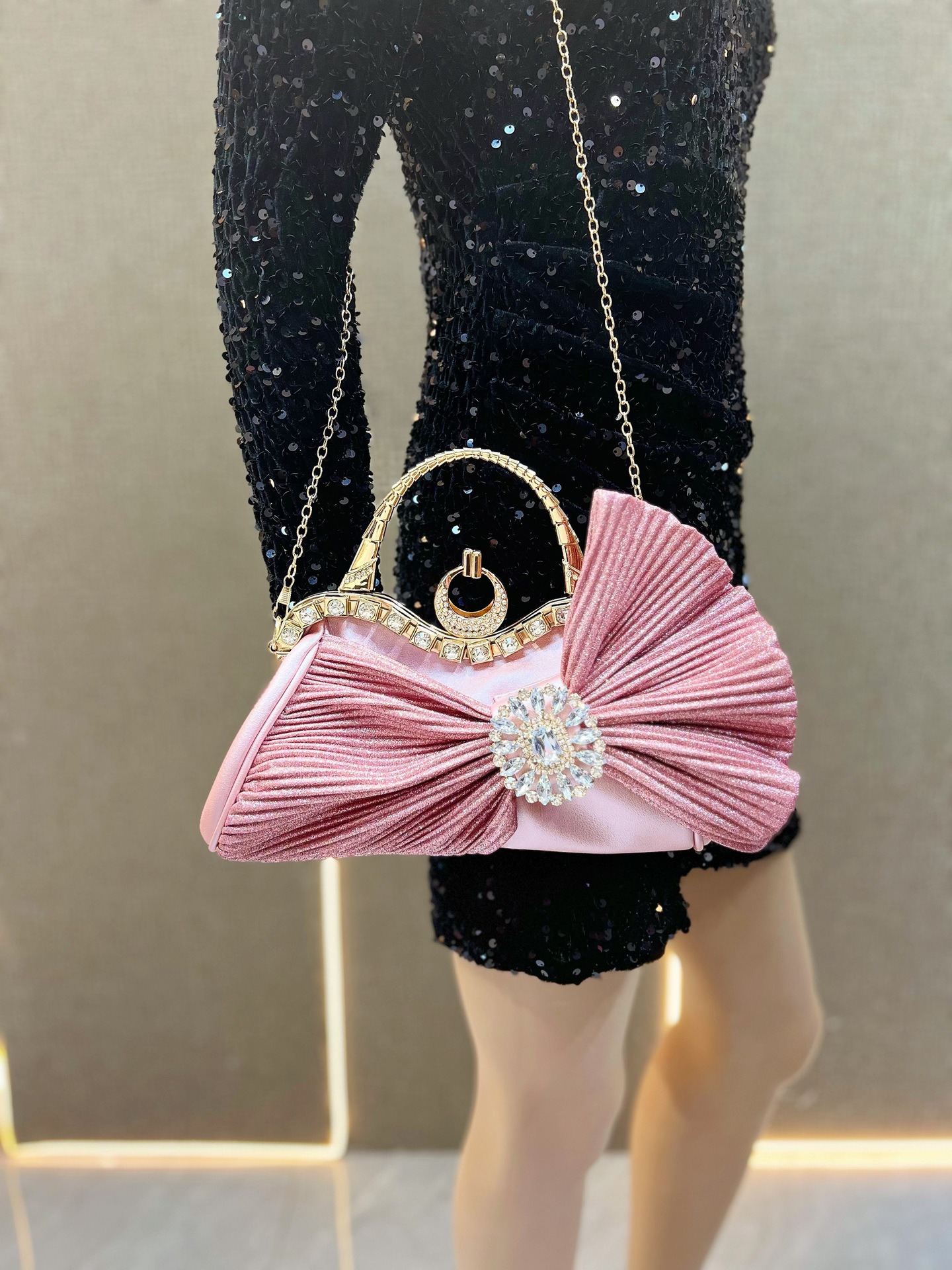 505g Weight Polyester Lining Material Ruched Bag Fashion Element Open Closure Type Single Shoulder Strap Strap Type Handbag Bags Type Casual, Party, Street Occasion Pu Leather Material Bow Knot Pattern All Seasons Season Women's Gender Elegant, Streetwear Style Pillow Shape Shape Small Size Pink Black Gold Pu Leather Bow Knot Ruched Bag Pillow Shape Evening Bags 10