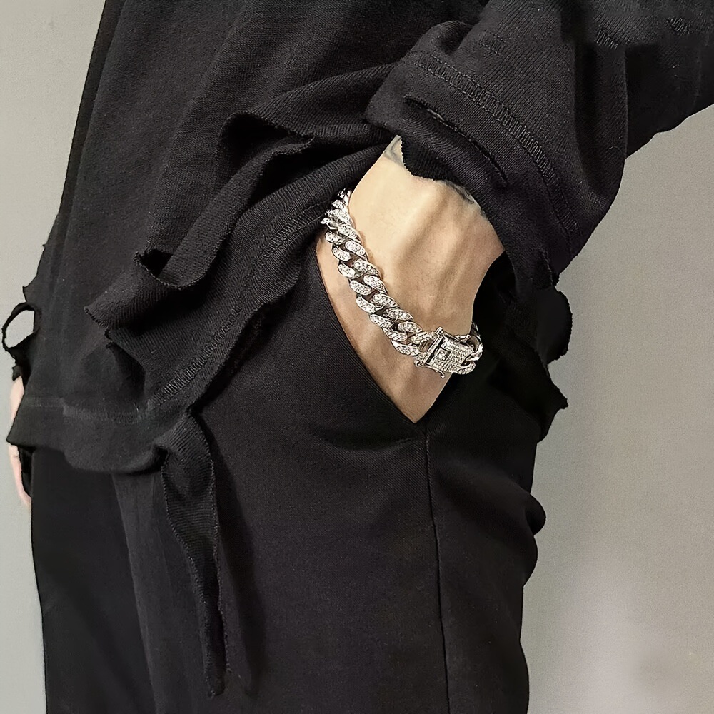 Conjunto de pulseira masculina e relógio com strass e estrela_voghion.com