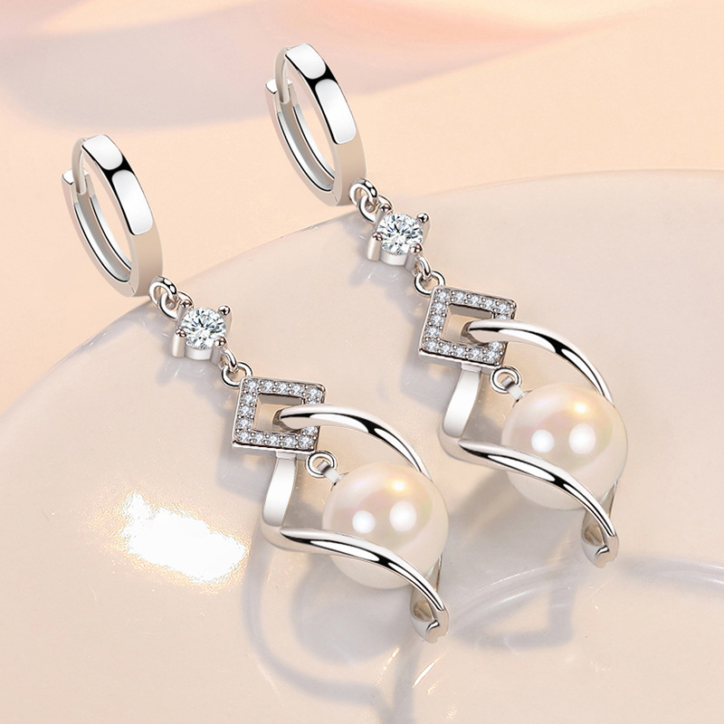 Elegant earrings from pearl