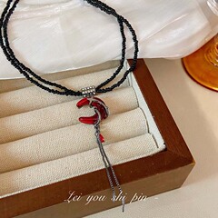 欧米のパンク風の暗い三日月のペンダントのネックレスの女性は軽くて豪華で甘いです。