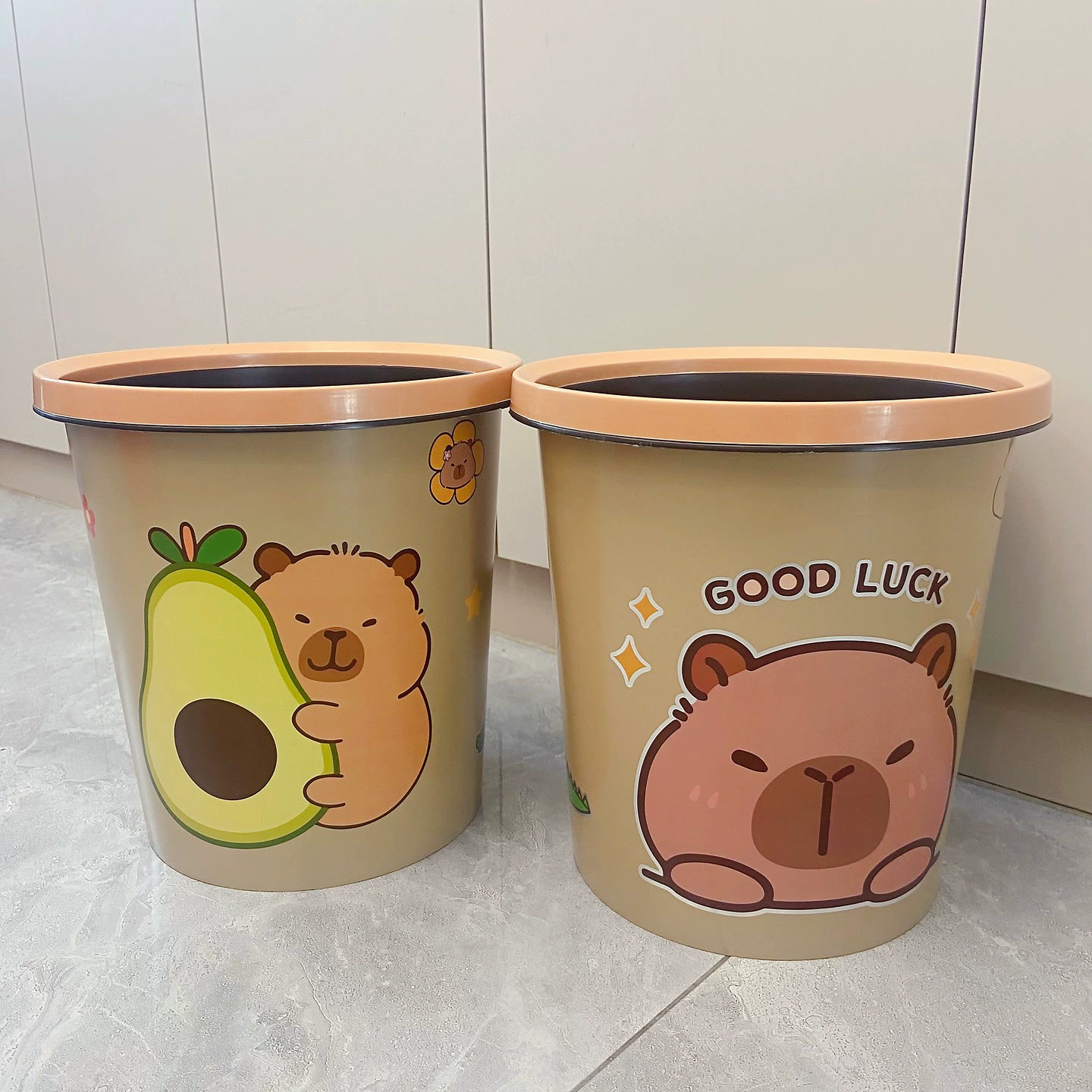 Купи один, получи один бесплатно: большой мусорный бак с прессом Kapibara, другие пластиковые круглые контейнеры для коммерческого использования.