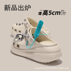 2025新型の春の雲の泡芙の厚い底の穴の靴の女性のタイプは外に着て糞感の砂浜のサンダルを踏んでカジュアルな潮を感じます。