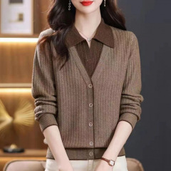 韓国版の長袖のセーターの女性の2024春秋の新型の百合のゆったりしている襟の偽の2つは長袖をつなぎ合わせます。