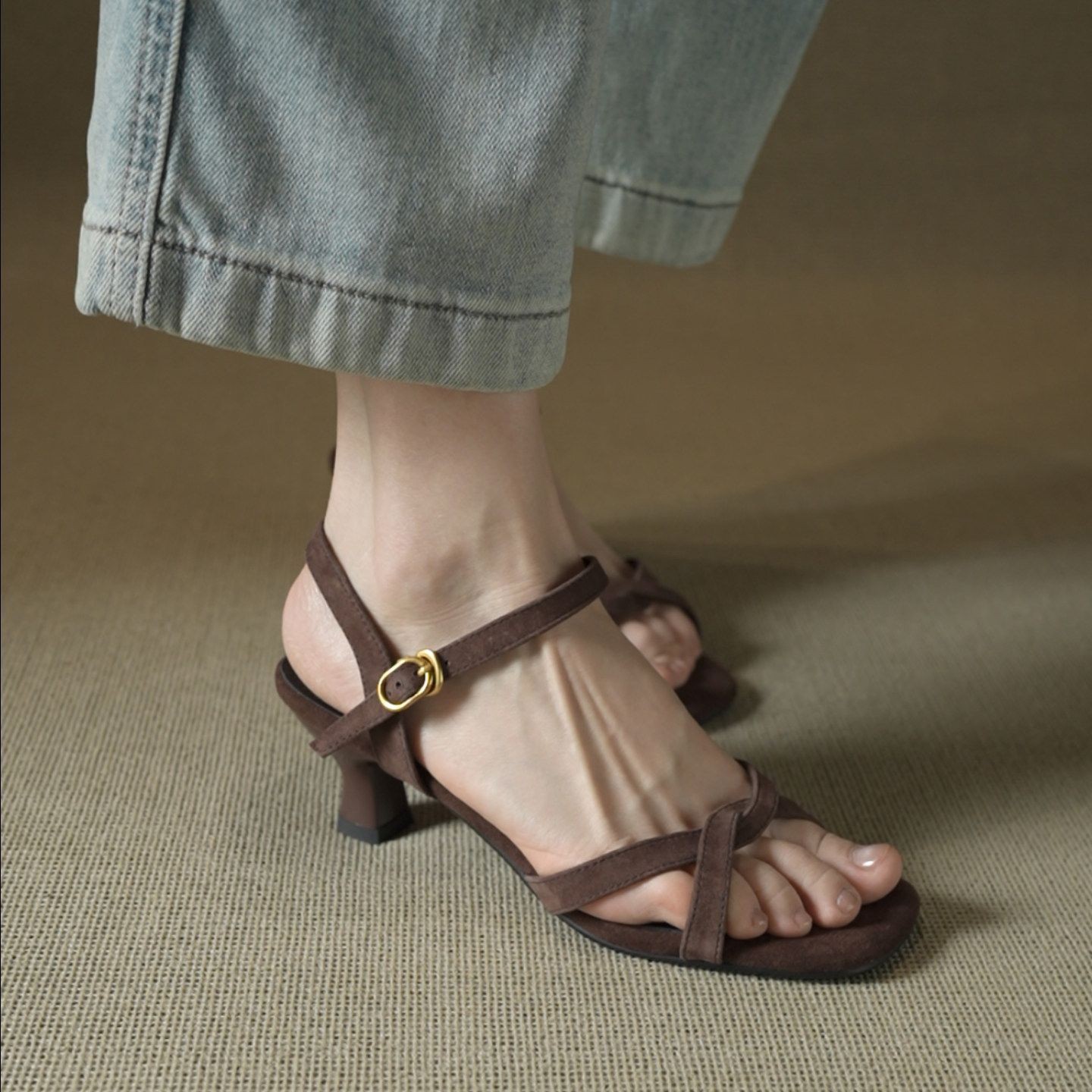 Sandalias de tacón retrógrado francesas para mujeres 2026 verano nuevo nicho de cabeza cuadrada con dedos fríos con sandalias