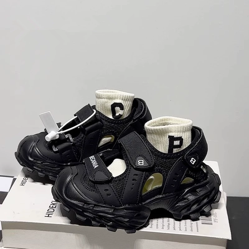 Мальчики с полыми сандалиями 2025 лето новый средний ребенок повседневная обувь для девочек рамка обувь детские спортивные пляжные сандалии