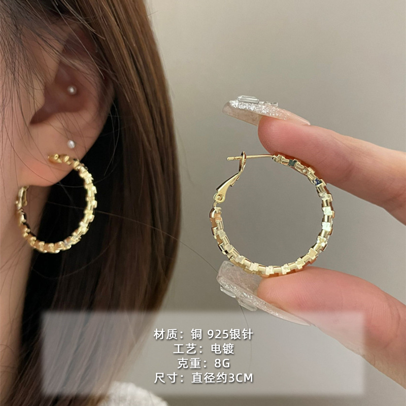 2025 nuevo estilo verano de moda anillo plateado círculo negro círculo fino temperamento europeo y americano aretes dorados de todo fósforo