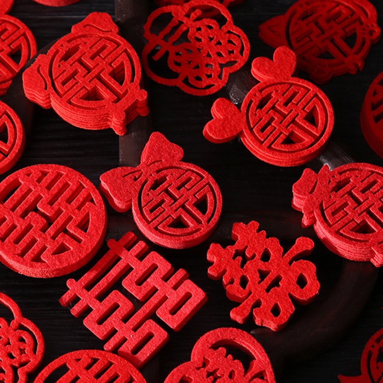 Home wedding supplies wedding banquet sugar box fruit plate layout non-woven happy character wedding bed hand scattered mini happy character