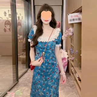 法式高级感蓝色碎花方领连衣裙子女装2026夏季新款泡泡袖蕾丝长裙