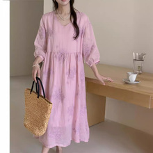 2025春夏宽松苎麻高端重工刺绣法式V领旅游优雅仙气粉色连衣裙