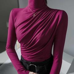 長袖の底のシャツの女性の秋の服の半高襟のデザイン感のしわの修身はやせている小さいシャツの中で洋風の上着の女性を掛けます。