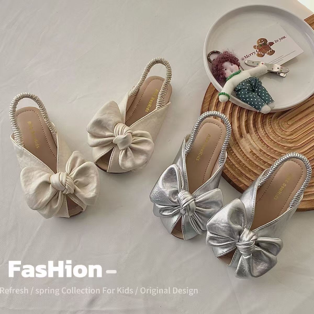 Fashionable children's sandals with bow