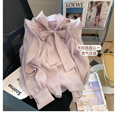 フランス式のハスの葉の縁に蝶結びのシャツをつけています。