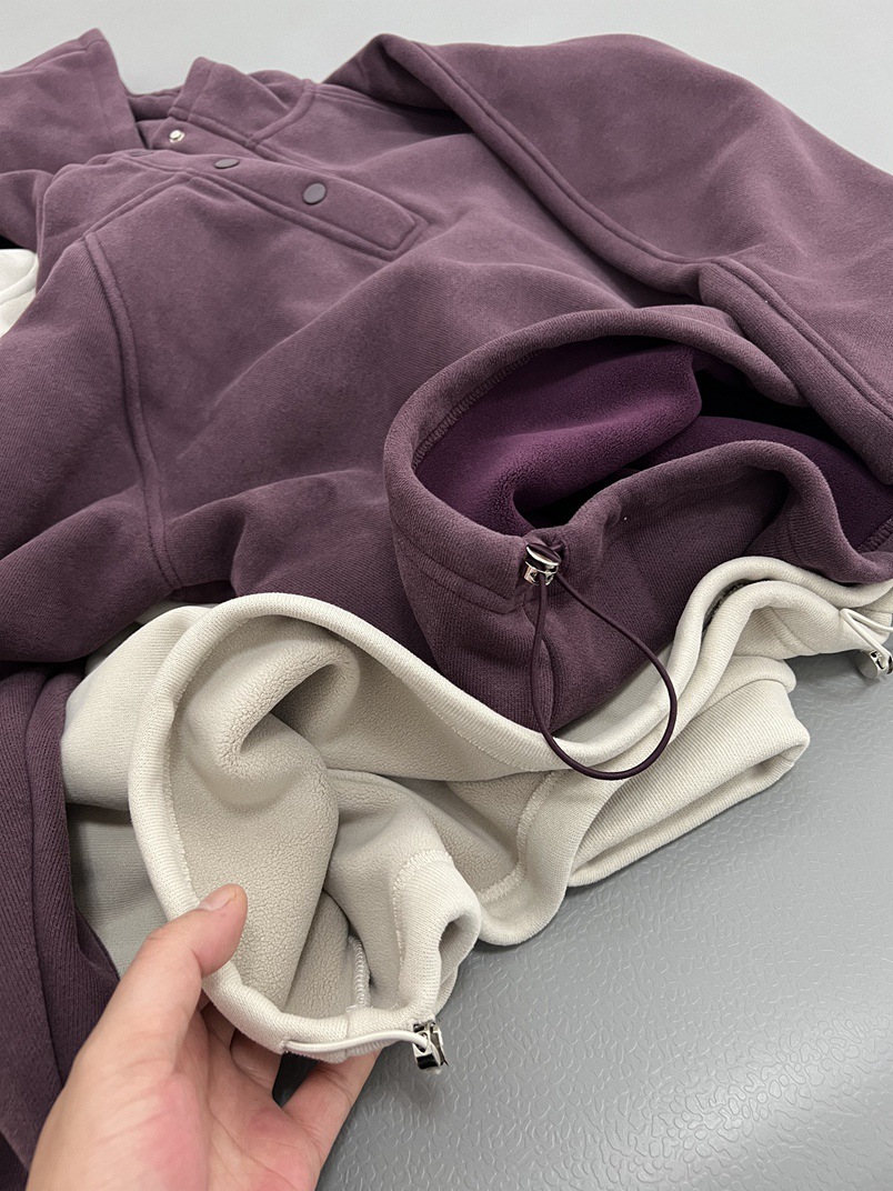 焼き鳥は保温がとてもいいです。厚いベルベットのリベットを着て、帽子のゆるい長袖のベルベットのカジュアルな上着を着ています