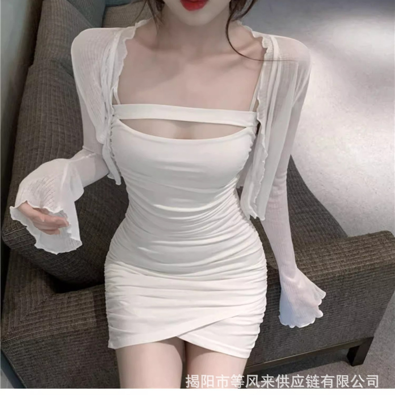 日焼け止め服のカーディガンの薄い女性にストラップをつけてスカートの外にブラウスをかけます。|undefined