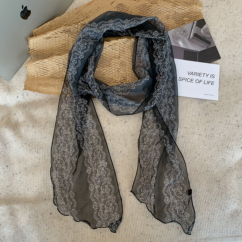 Negro de encaje roto