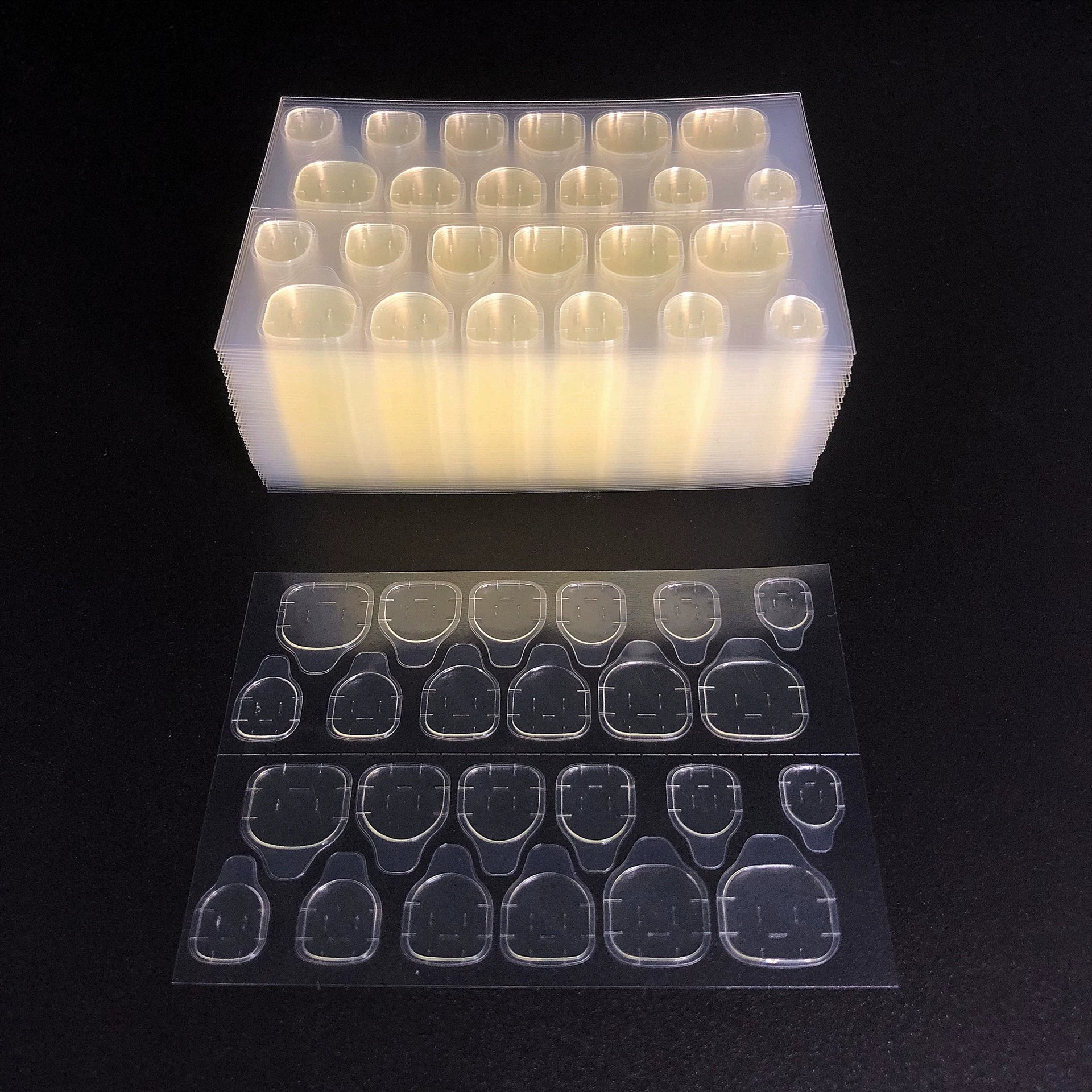 Добавьте 24 куска двухстороннего клея для ногтей, чтобы носить ноготь, многократно Используйте прозрачную двустороннюю ленту для желейного клея, не повреждая ноготь.