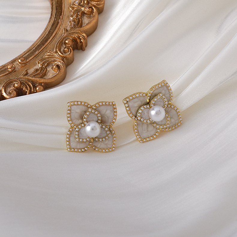 Retro Pearl Camellia Stud Earringspicture5