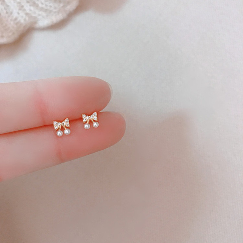 Cubic Zirconia And Pearl Stud Earrings For Everyday Wear_voghion.com