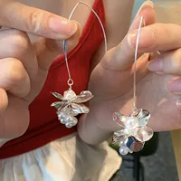 Серьги-подвески с цветочными жемчужными кисточками, минималистичные модные универсальные темпераментные серьги, уникальный дизайн, нишевые серьги