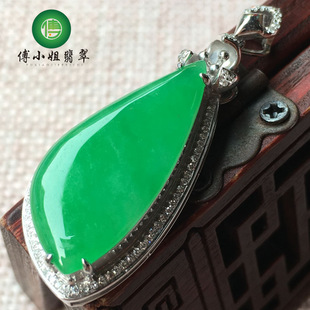 Emerald is full of green and lucky melons, 18k gold with diamond inlay, full and round, beautiful in color, and old in kind.