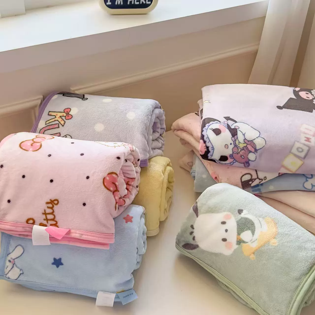 Плед (Sanrio) однослойный молочный велюр — гипоаллергенный с мультяшным принтом, на все сезоны, разные размеры