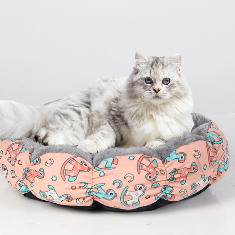 Лежанка белая с котёнком M