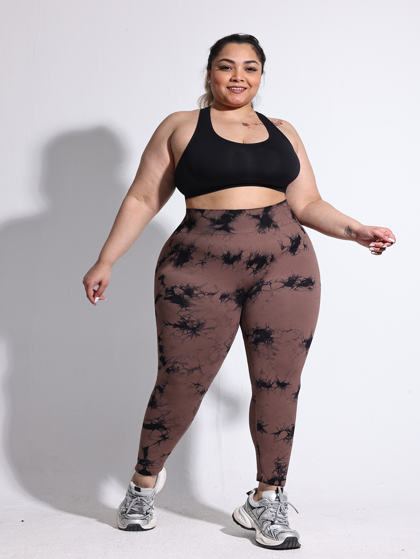 2025 tallas grandes pantalones de yoga teñidos anudados europeos y americanos leggings deportivos ajustados de cintura alta para mujer pantalones de compresión de cadera de melocotón