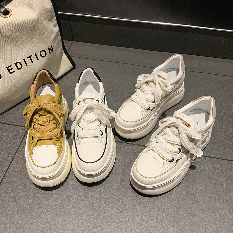 Zapatos blancos transpirables para hombres verano 2024 nuevos zapatos casuales deportivos de alta altura con suela gruesa