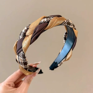 Knitted retro scarf, high-quality vintage style — patterned headband & triangular kerchief