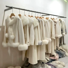 连衣裙;羽绒服;毛衣