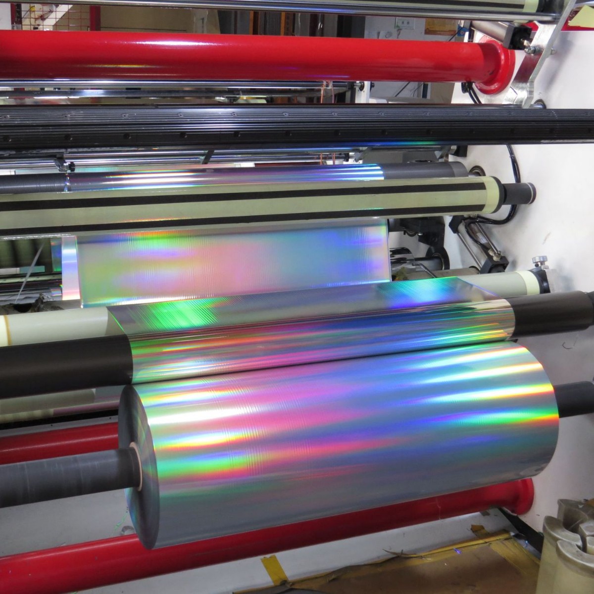 PET素面镭射膜 彩色镀铝膜 即涂卷膜 素面光柱雪花定 制各种图案