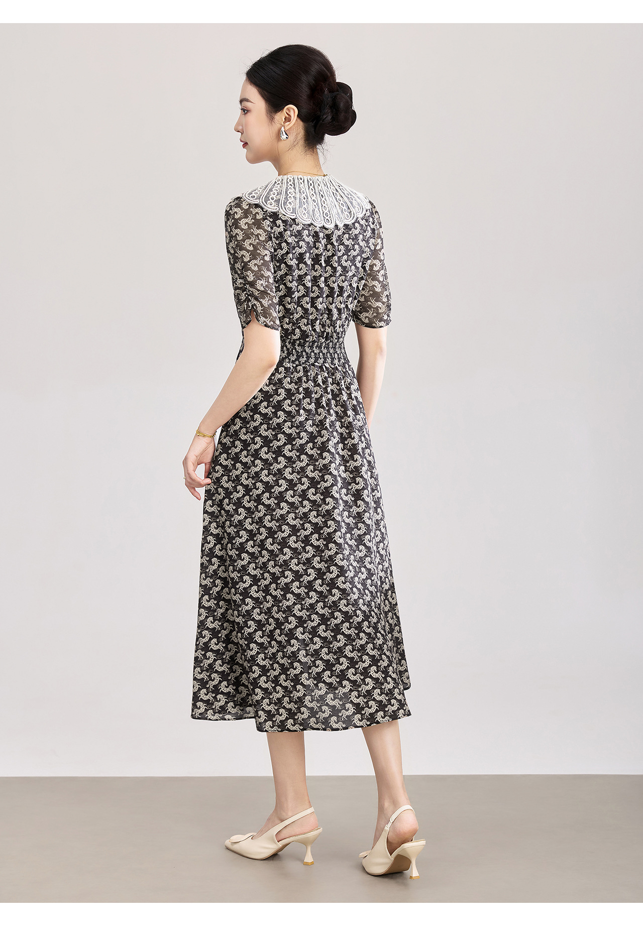 Đầm maxi nữ thắt eo in họa tiết ngựa cổ ve phối màu — màu đen chi tiết 16