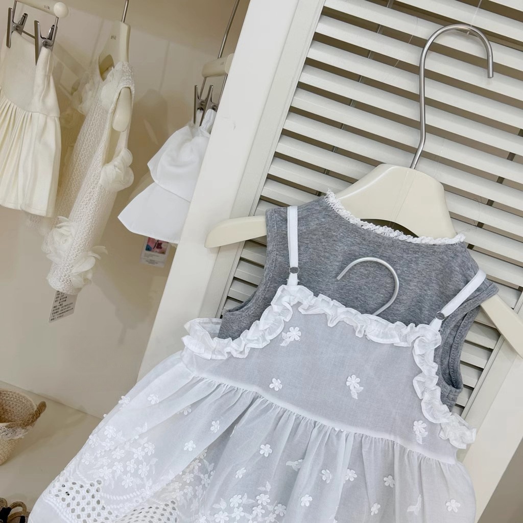 2025 primavera y verano niña camiseta de chaleco gris falda de tirantes blanca falda de tirantes de malla de dos piezas de moda occidental
