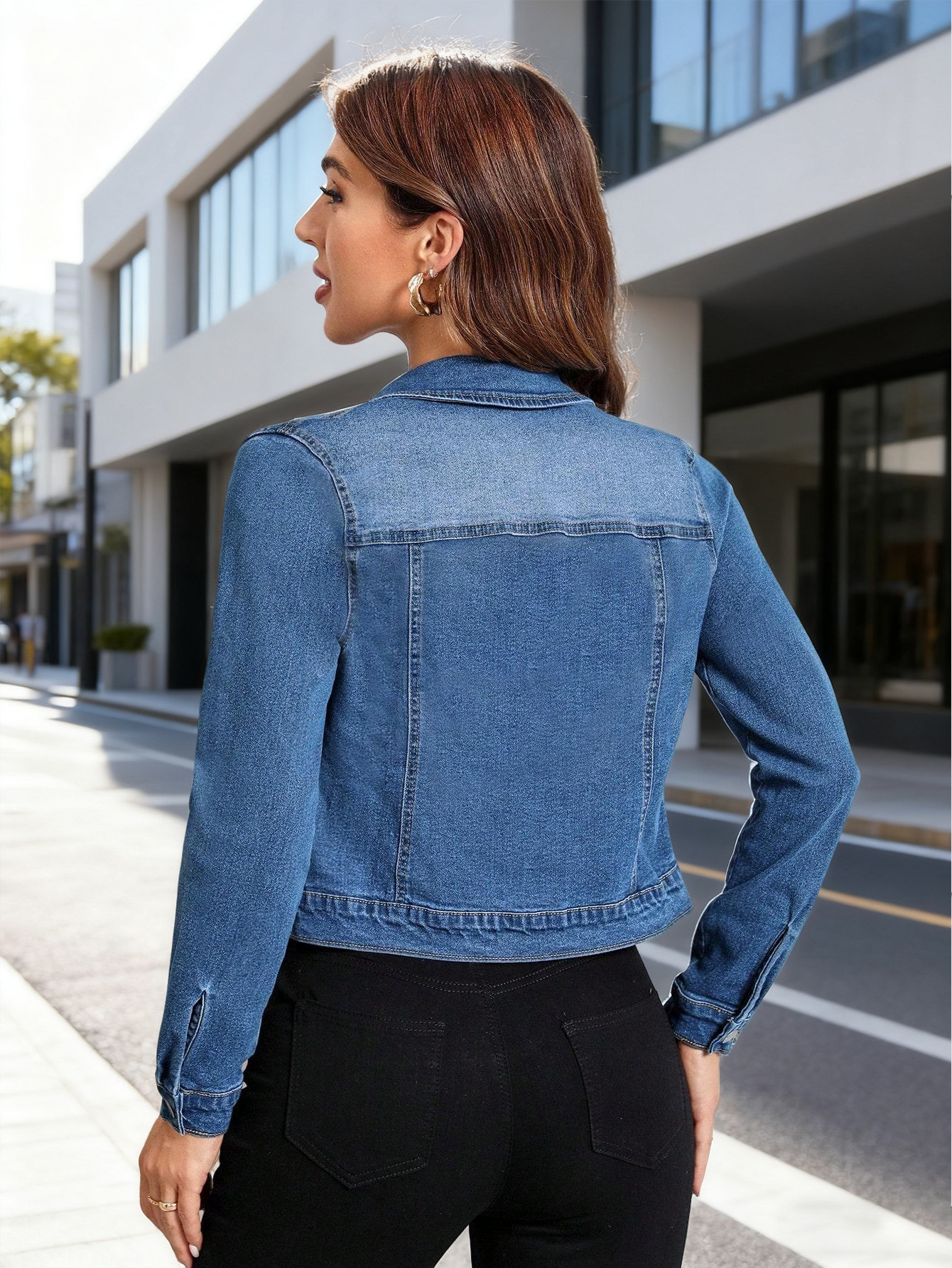 Dam denimjacka i retro stil tvättad kort och figursydd_voghion.com