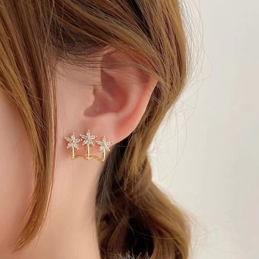 Elegant earrings with zircon